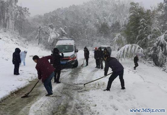 1月22日,香花村村民协力除雪,为张洁开出一条“人命线”。富好意思甘棠公众号 图